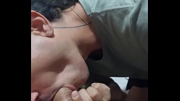 Novinho com tesao na piroca me botou pra mamar no estoque do trabalho