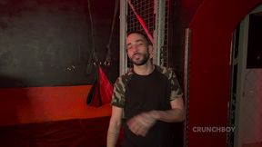 deux beaux mecs espagnols baisent bareback dans une backroom de madrid