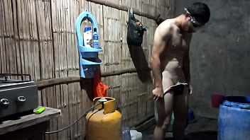 HIJASTRO SE DA UNA DUCHA EN EL CAMPO Y LA MADRASTRA LO GRABA PARA TENER UNA COLECCION PORNO DE SU AMADO HIJASTRO. PORNO REAL CASERO