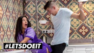 Jade Presley Latina Disetubuhi Sampai Orgasme dengan Payudara yang Dicukur Alami dan Semprotan