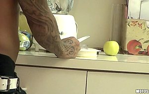 Tattooed slut Vyxen Steel giving morning bj