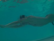 Twink loses trunks in hotel pool and swims naked