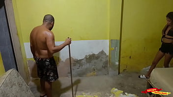 Seduzir o pedreiro que meu marido contratou para fazer a obra aqui de casa at&eacute_ ele me comer