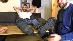 Foot worship barefoot guy Bomen