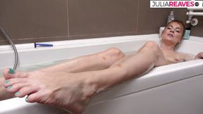 Sexy girl finger fucks herself after shaving in the tub