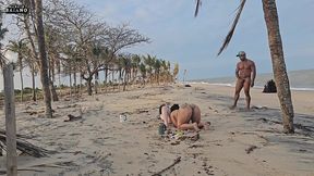 duas gorotas lesbicas bricando na praia foram apanhadas por um turista e tiveram seus cuzinhos fudidos