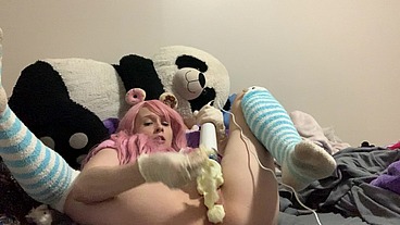 medical student uses professors gloves to fill her pussy up and cum