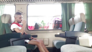 Hemmagjord offentlig klipp av fransk amatör Jess Royan som suger kuk innan hon tar en stor kuk barbacka