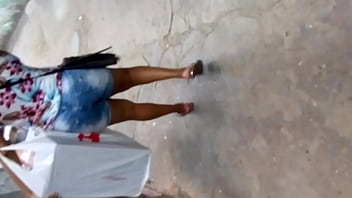 Gostosa andando na rua