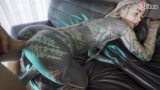 Die zierliche, tätowierte Teenagerin Anuskatzz schluckt einen riesigen Schwanz, nachdem ihr enger Arsch im Doggy-Style gefickt wurde.