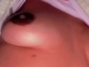 Enseñando las tetas en la calle