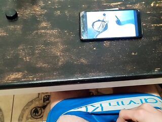 Поругался с женщиной и пошел мастурбировать на кухню, оставил на утро сюрприз ????