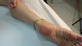 Beautiful soles, delicious feet, big legs, huge ass
