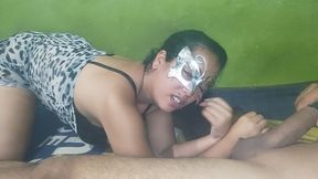 mi vecina sexy tiene el fetiche de chupar bolas, le digo que las tengo bien grandes y de una vez me quito el pantalon para chuparlas / abneyzimmer