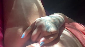 enfiando 4 dedos na bucetinha apertada at&eacute_ gozar