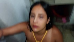 Cu&ntilde_ado me convence y me arrodilla para chuparle la polla, me mete a su habitacion y me folla muy duro con su enorme polla !!! Me abri&oacute_ toda la vagina