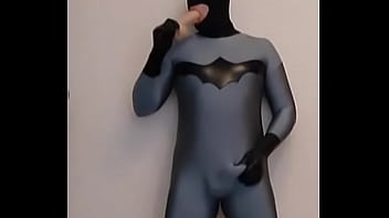 Branle et jute dans combinaison lycra batman