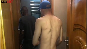 Marido chamou o amigo para assistir o jogo e acabaram fazendo sexo com a esposa dele