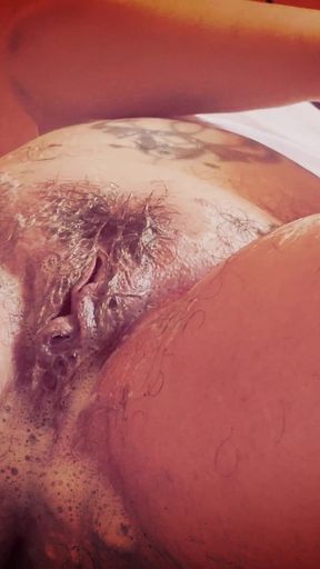 Shaving & Sudden Urge: Nicoletta, Live Shaving and Peeing