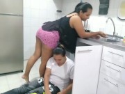 llamo al plomero para revisar la cañería y termina revisando mi coño peludo