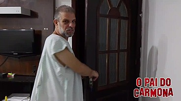 minha enteada me ajudou com uma punheta quando fuji do hospital