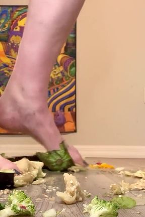 Size 16 Foot Crush with Vegetables