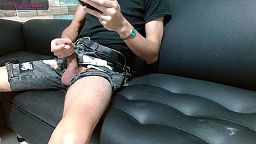 Mi hermanastro se caliente y me pide que me masturbe para el por la web cam