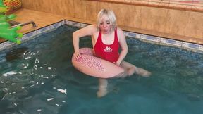 Alla hotly fucks a squeaky inflatable ring and clicks it with her nail during an orgasm in the pool