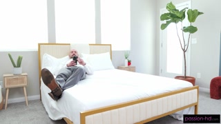 I Let My Roommate's Boyfriend Use My Cunt For His VR Game! - Julia James