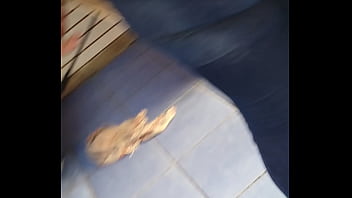 Negra moviendo culo
