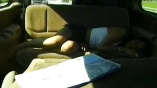 Маленькую латиноамериканскую красавицу трахают в анал и кончают ей внутрь на улице.