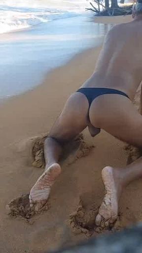 Ladysilva de calcinha na praia