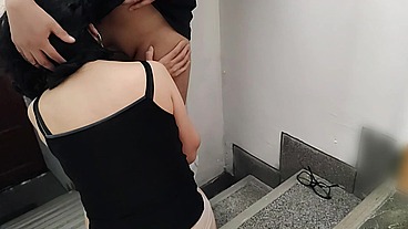 Mamada y perrita en las escaleras del edificio