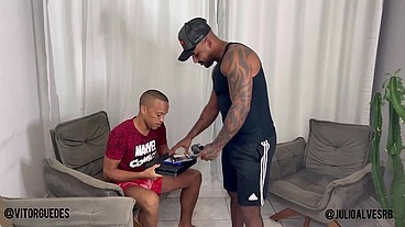 Macho dotado comprou o vídeo game do negão tatuado e ainda fudeu o cuzinho dele gostoso bare