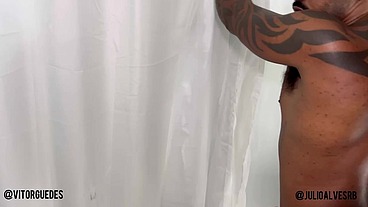 Macho dotado comprou o vídeo game do negão tatuado e ainda fudeu o cuzinho dele gostoso bare