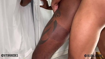 Macho dotado comprou o vídeo game do negão tatuado e ainda fudeu o cuzinho dele gostoso bare