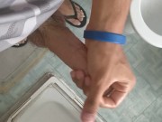 Ragazzo di 18 anni si masturba in bagno