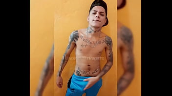 Bandido Roludo Tatuado Exibibindo a Piroca