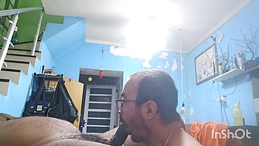 Chupando o corretor de imoveis até ele gozar na minha boca..