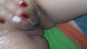 Masturbo la pija hasta desparramar toda la leche en mi conchita