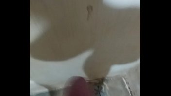 Batendo uma no banheiro