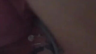 Vidéo amateur d'une MILF américaine blonde aux gros seins se faisant une fellation bâclée et se masturbant le cul.