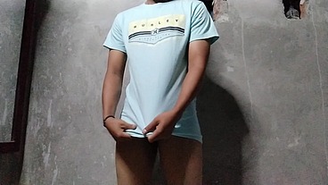 Jovencito sé masturba en su cuarto
