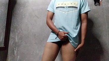 Jovencito sé masturba en su cuarto