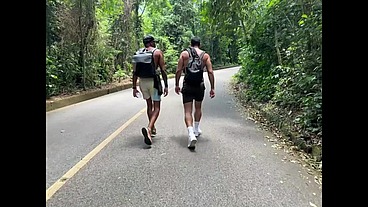 Fui fazer trilha com um amigo e o clima esquentou. Transamos no mato mesmo.
