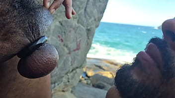 Fui mijar na praia e acabei comendo dois putos ao mesmo tempo