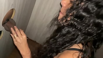 Putinha casada chupando dois no glory e o corno filmando