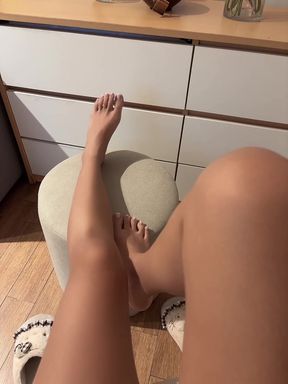 Sexy Asian girl shows off her feet for foot fetish fans on OnlyFans