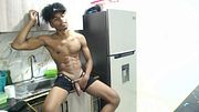Joven Con una Enorme Polla En La Cocina
