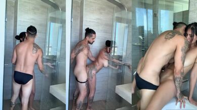 Mi Hermanastro me ve duchando y me Folla para venirse en mi coño